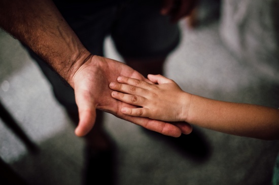 De alleenstaande vader en zijn zoon zijn dakloos